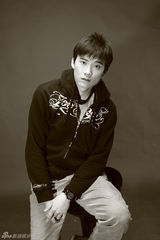 组图：赵义忧郁萌照曝光眼神深邃