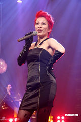 高清组图：温岚红发造型助阵黄小琥 大跳火辣断背舞