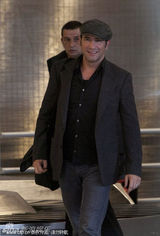 组图：影帝杜雅尔丹回国 机场被围堵高举小金人