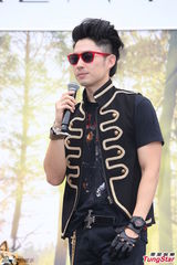 组图：吴建豪亮相签唱会 墨镜耍酷现场热舞