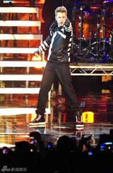 组图：GagaMTV颁奖礼丁字裤秀电臀 潘妮蒂尔遇裸男