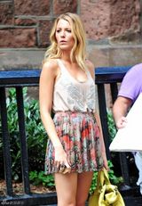 组图：《绯闻女孩》片场 布莱克花短裙秀长腿