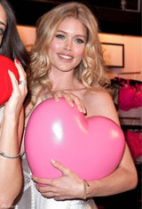 高清组图：三大内衣超模银色裙装比美搔首弄姿