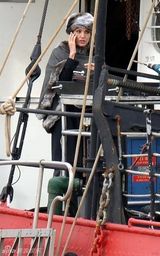 幻灯图集：《特工盐》热拍 朱莉贵妇打扮偷空打电话