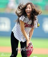 组图：少女时代泰妍徐贤亮相棒球场 开球秀身姿