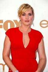 组图：艾美奖红毯 凯特-温丝莱特红裙霸气外露