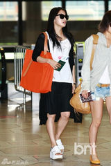 组图：KARA素颜现身机场墨镜遮面为新曲飞日本