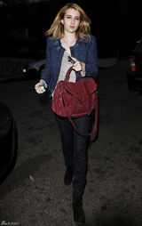 高清组图：艾玛-罗伯兹街拍深蓝色上衣搭配红包