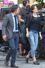 组图：凯拉-奈特莉与马克-鲁弗洛片场谈笑风生