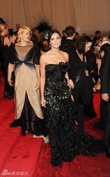 组图：美国时装学院庆典举行 众明星红毯竞艳