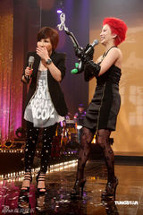 高清组图：温岚红发造型助阵黄小琥 大跳火辣断背舞