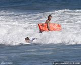 组图：小贝携子海边冲浪拍不停 克鲁兹呛水一脸不爽