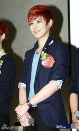 组图：韩国男团Led apple晓夕荣俊生日见面会