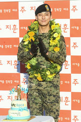 高清图：韩星朱智勋正式退役 500粉丝不畏严寒迎接