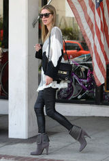 高清组图：妮基-希尔顿街拍 宽松毛衣搭配皮裤