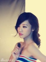 组图：章龄之代言巧克力 烈焰红唇尽显女人风情