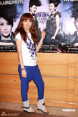 幻灯图集：Twins为个唱彩排 陈伟霆容祖儿探望加油