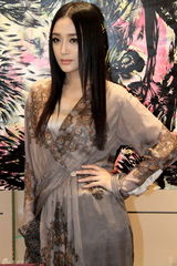 组图：秦岚拍戏归来狂吸金 自曝强势个性不会隐婚