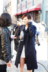 组图：方龄工作花絮照曝光 知性主播气质逼人