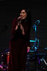 组图：杰西-J双开衩红裙PK凯莉-米洛