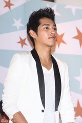 组图：天心黑色深V礼服性感出席记者会