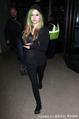 组图：艾薇儿“彩发”粉色变绿色 延续摇滚风格