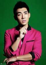 组图：胡洋玫红西装写真青春洋溢