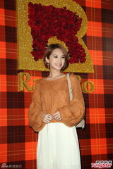 组图：黄小柔出嫁盼造人 穿低胸婚纱挽老公亮相