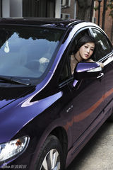组图：张乐拍摄汽车大片 香车美人尽显时尚