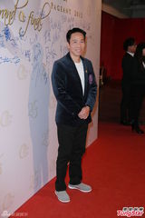 组图：房星彤爆冷摘亚姐后冠 奖杯是生日礼物