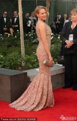 组图：乡村民谣女星Jewel亮片裙现身艾美红毯