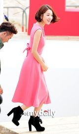 组图：金宣儿中性风亮相釜山 西装黑超帅酷