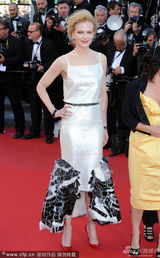 组图：《维纳斯》首映 妮可时尚裙装露背