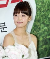 幻灯：韩星韩智慧举行个人随笔集发行纪念会