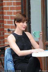 组图：海瑟薇帅气现身片场 豪放大笑不顾形象