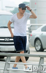 组图：《听声》主演出国度假 李钟硕未同行