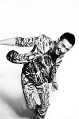 组图：何晟铭动感时尚写真 青春俏皮热情洋溢