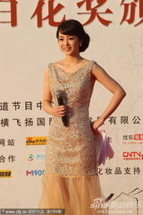 组图：李蜜现身金鸡百花红毯 裙装淡雅身材娇俏