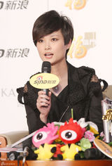高清图：李宇春获网络盛典年度最具号召力艺人