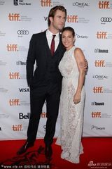 组图：《极速风流》首映“雷神”与妻子秀恩爱