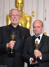 高清组图：奥斯卡后台获奖众星举金人光彩照人