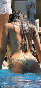 组图：真人秀女星路易莎挺双峰 戏水巨波荡漾