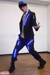 组图：蔡旻佑勤练六块肌 色诱天心同台飙歌