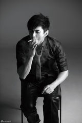 组图：吴奇隆《魅力先生》展型男黑白大片