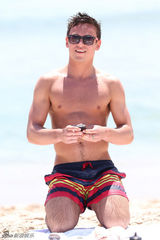 组图：英国跳水正太戴利海滩度假 身材略显发福