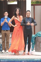 组图：任达华携名模助阵名表 穿潜水衣亮相秀身材