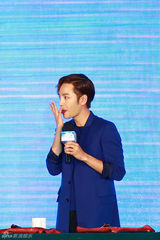 组图：张根硕粉丝会变吃货 吃甜食吮指卖萌