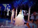 组图：李小璐贾乃亮婚礼甜蜜亲吻 新人宣誓