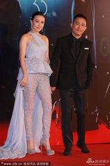 组图：刘嘉玲透视裙豪放 老公梁朝伟爱相随