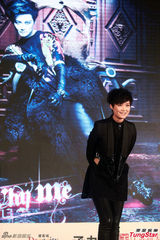 组图：李宇春演唱会造型曝光 透视纱裙魅惑十足